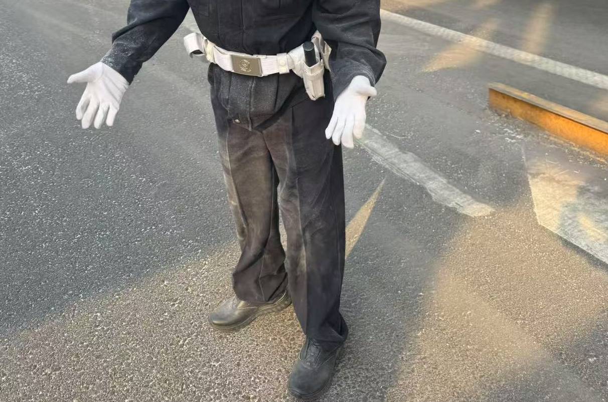 50余袋珍珠岩散落上桥口，冰城交警徒手搬运