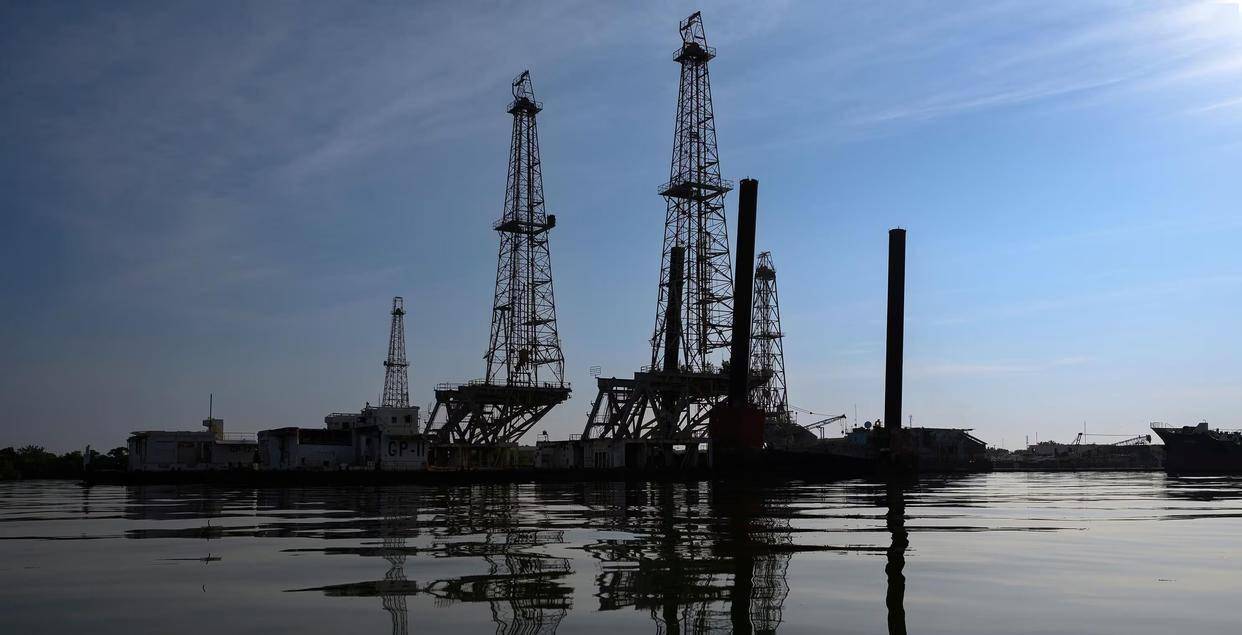 中国为何不买单？美军强行掌控约委内瑞拉5000万桶原油，每桶涨2美元，中国一桶不要，抢油容易，但无中国买家、无资本跟进，资源反成包袱