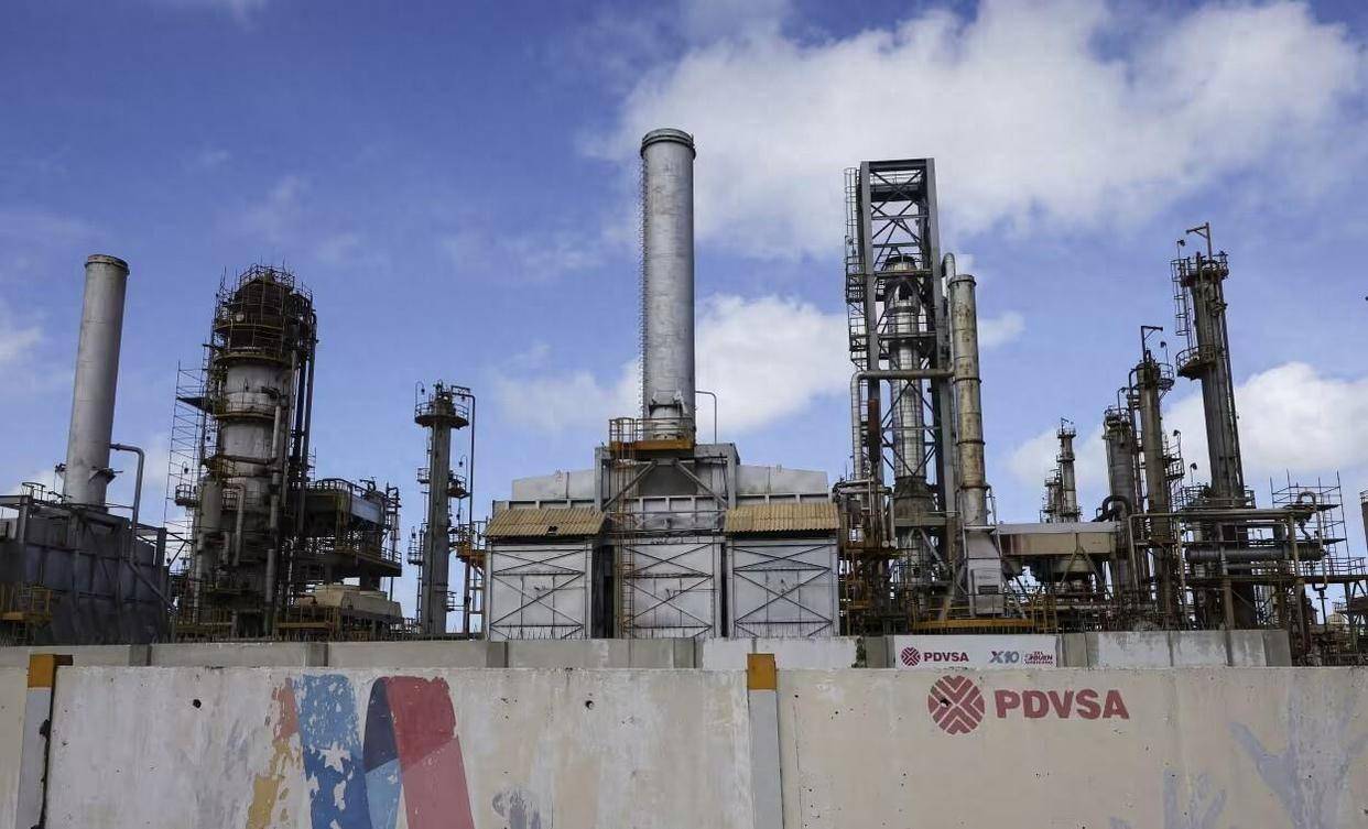 中国为何不买单？美军强行掌控约委内瑞拉5000万桶原油，每桶涨2美元，中国一桶不要，抢油容易，但无中国买家、无资本跟进，资源反成包袱