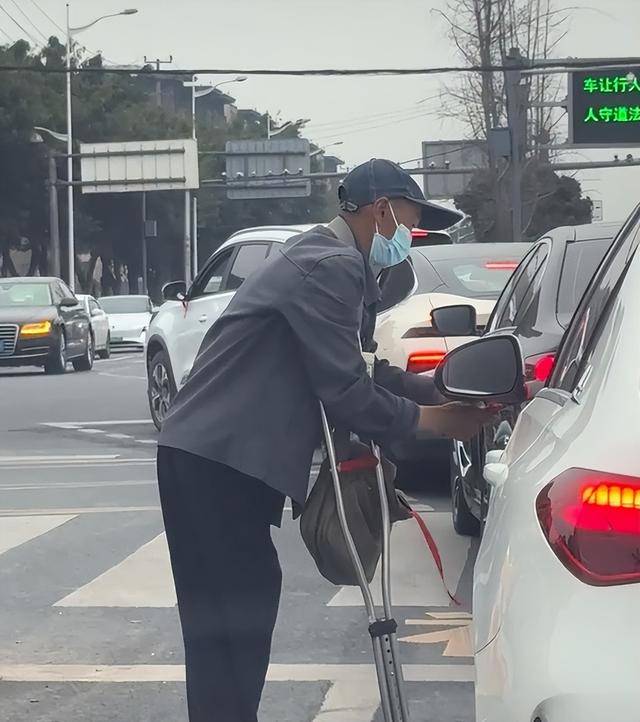 成都一老人因孩子车祸去世给车辆系红绳,是真的吗?