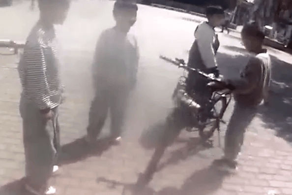 小学生用电话手表报警，民警还未下车就被“包围”了……