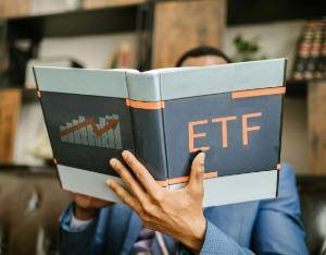 EIA上调短期原油价格展望,能源ETF广发涨1.06%