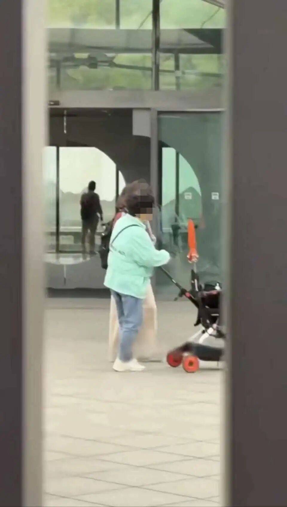 网友拍到苏州博物馆例行闭馆日有人参观,质疑有群体在特殊时段享受特殊待遇;馆方回应:当日馆内游客系该馆工会组织的员工活动场