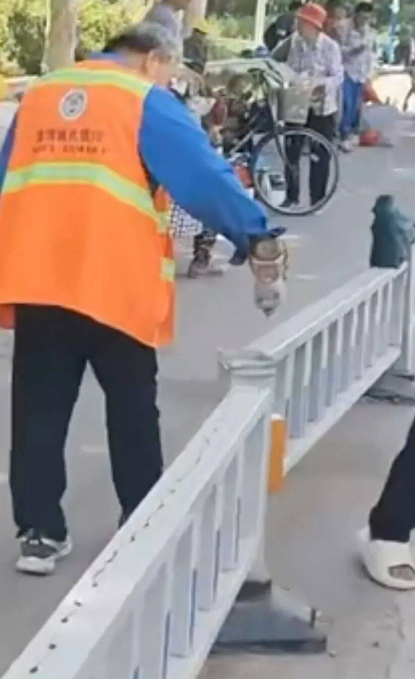 山东一劳务市场环卫工人给护栏抹机油，以防止农民工倚坐，当地城管局：已批评教育